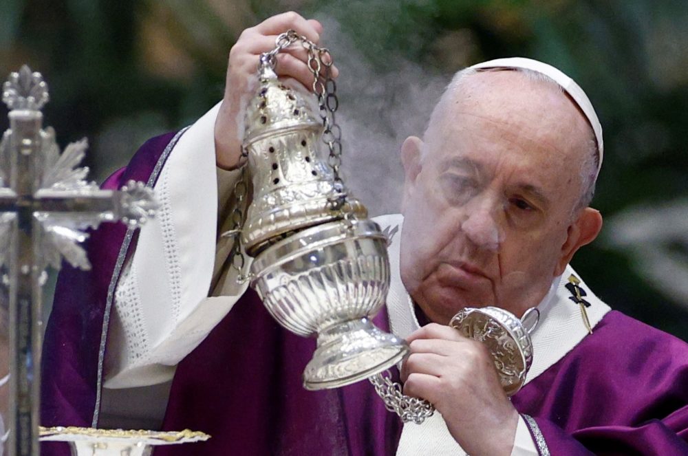 Pope Francis uses incense as he celebrates Ash Wednesday Mass in St ...