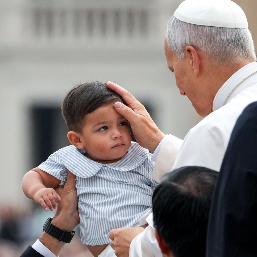 pope-leo-xiv-greets-a-child-from-the-popemobile-as-he-rides-around-st